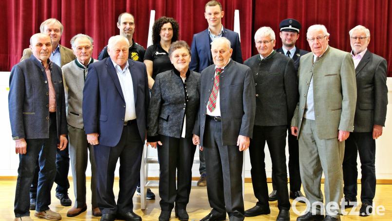 Bei guter Gesundheit feierte Matthias Irlbacher zusammen mit Gattin Zenta (Bildmitte) seinen 90. Geburtstag im Kreise seiner Kinder und Enkel sowie zahlreicher Gratulanten. Bild: bph