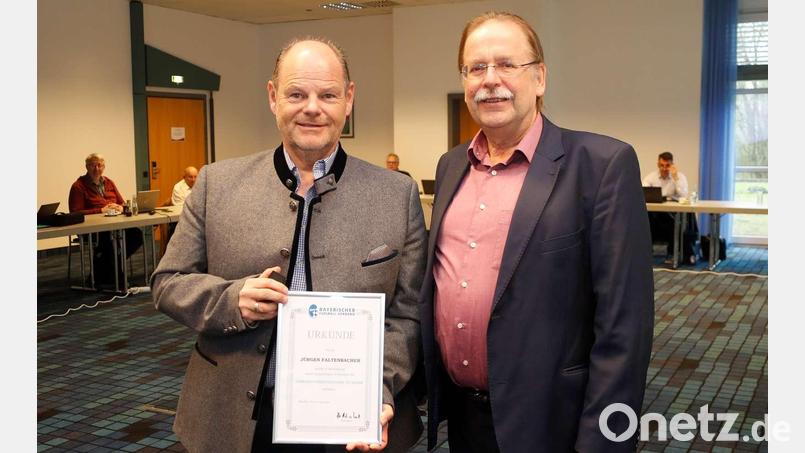 BFV-Schatzmeister Jürgen Faltenbacher (links) erhält von BFV-Präsident Rainer Koch die Verbandsverdienstnadel in Silber. Bild: Fabian Fruehwirth
