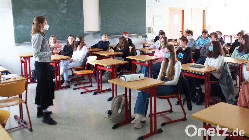 Die Referentin Kristin Majeweski von der Landeszentrale für politische Bildung behandelte gemeinsam mit den Schülern der zehnten Klassen des Johann-Andreas-Schmeller-Gymnasiums vielfältige Aspekte einer gelingenden demokratischen Streitkultur. Bild: Dr. Nadine Kilgert-Bartonek/exb
