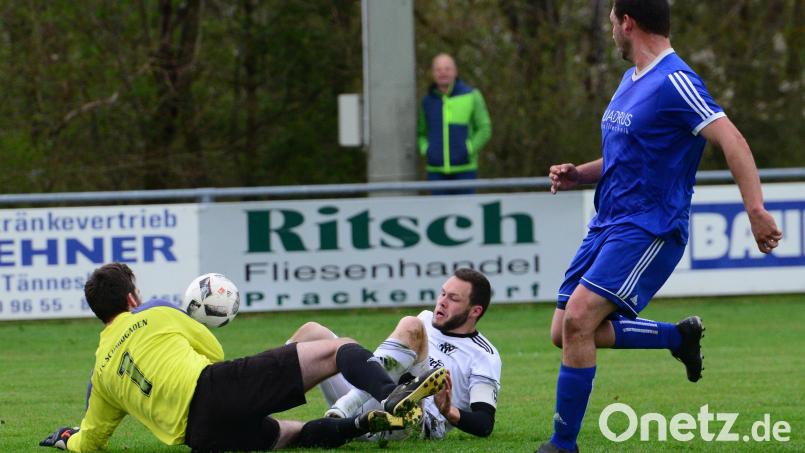 Alexander Prey von der SG Niedermurach/Pertolzhofen scheitert in dieser Szene am Schmidgadener Keeper Lukas Deichl. Die Gastgeber gewannen dennoch klar mit 4:0. Bild: ham
