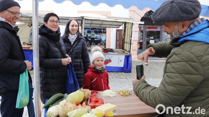 Ein Fierant führt den Besuchern seines Verkaufsstands einen kleinen Küchenhelfer vor, der aus Obst und Gemüse kleine Kunstwerke zaubert. Bild: mfh