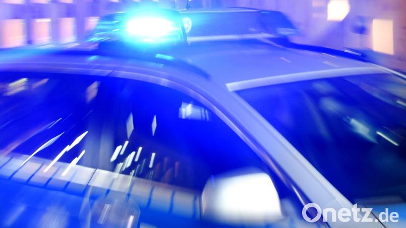 Ein Streifenwagen der Polizei steht mit eingeschaltetem Blaulicht auf der Straße. Symbolbild: Carsten Rehder/dpa