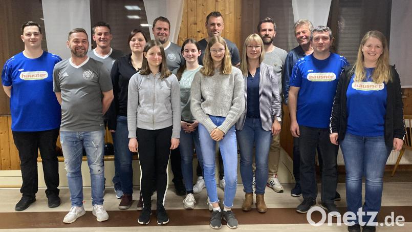 Die Mannschafts- und Einzelsieger des Osterpokalturniers 2022 des Sportkegelclubs Blau-Weiß Moosbach. Die Preisverleihung führte Vorsitzender Philipp Grötsch (links) auf der Bundeskegelbahn in Saubersrieth durch. Bild: gi