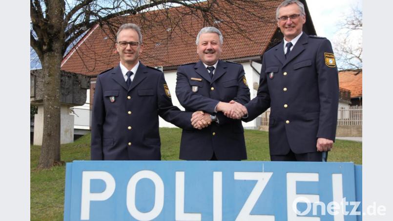 Per Handschlag verabschiedete der Dienststellenleiter der PI Oberviechtach, Robert Feuerer (Mitte), Georg Pfannenstein (rechts) und wünschte dessen Nachfolger Norbert Ehebauer (links) eine glückliche Hand. Bild: frd