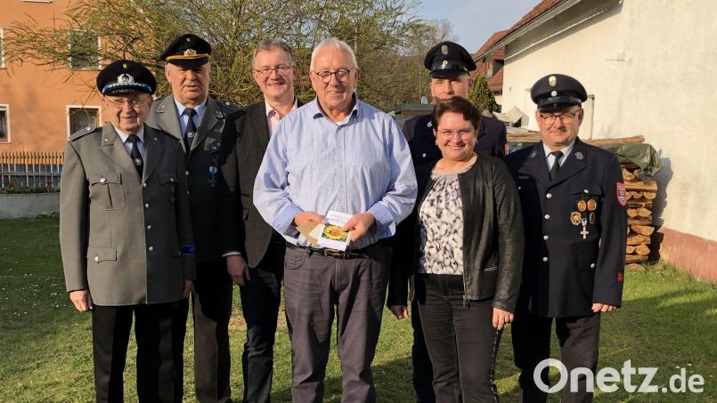 Auch Vertreter der SKK Auerbachtal, der Pfarrgemeinde und der Feuerwehr Unterauerbach gratulierten Willibald Kulzer zum runden Geburtstag. Bild: ga