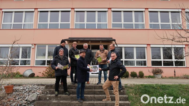 Die SPD-Kreistagsfraktion mit ihrem Vorsitzenden Winfried Franz besuchte Bürgermeister Hans Ram in Ensdorf. Im Mittelpunkt stand die Berufsorientierung in den Mittelschulen. Bild: Reinhold Strobl