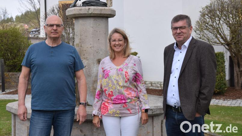 Verwaltungsfachwirtin Birgit Winkler übernimmt zum 1.. Januar 2023 die Leitung der Verwaltung des Marktes Schmidmühlen von Verwaltungsrat Thilo Gawlista (links), der nach über 42 Jahren in den Ruhestand geht. Rechts Bürgermeister Peter Braun. Bild: bö
