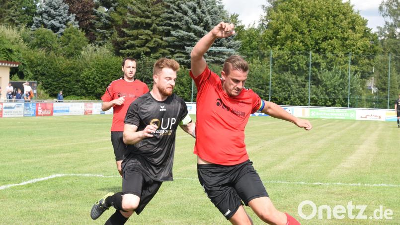 Der FC Tirschenreuth um Kapitän Bastian Popp (schwarzes Trikot) ging bei der SpVgg Selbitz unter. Archivbild: Gebert