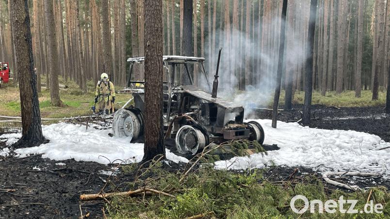 Brand einer landwirtschaftlichen Maschine bei Diebis: Die Feuerwehren löschten unter schwerem Atemschutz. Bild: Kreisbrandinspektion Amberg-Sulzbach (Florian Schlegel)