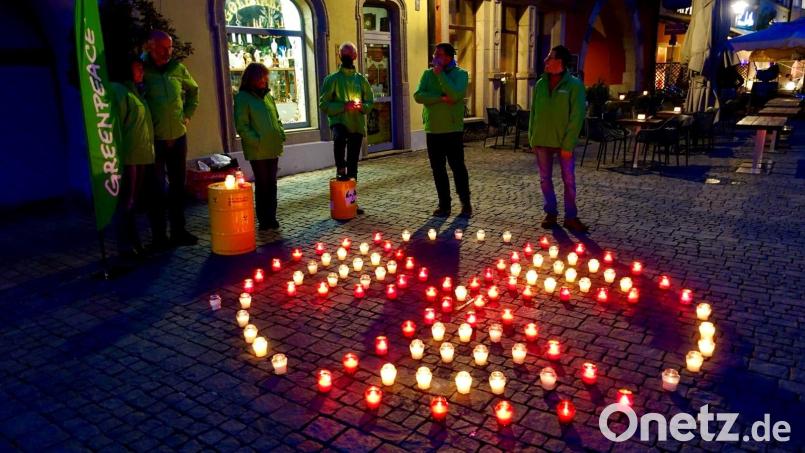 Aktivisten der Greenpeace-Ortsgruppe Weiden demonstrieren mit Kerzen gegen Atomenergie. Bild: Franz Zielinski/Greenpeace Weiden.