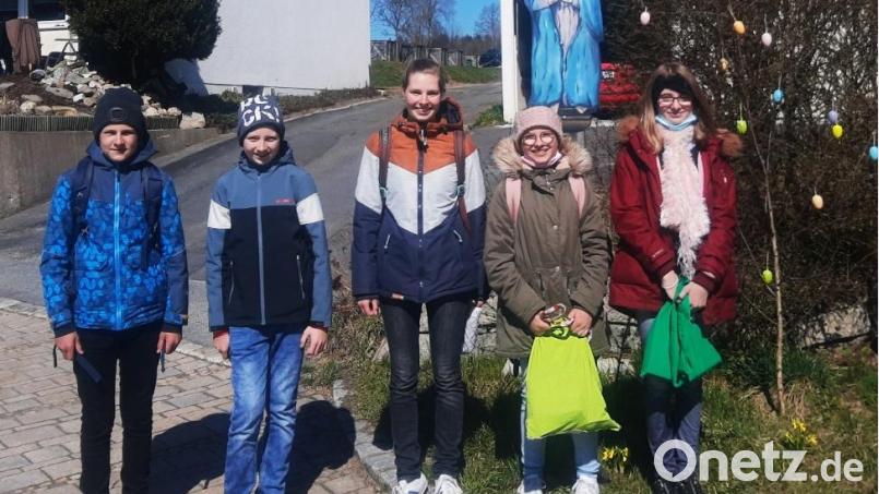 Oberministrantin Eva Glowka (Mitte) ging mit ihren Messdienern zum Ostereier sammeln. Bild: ld