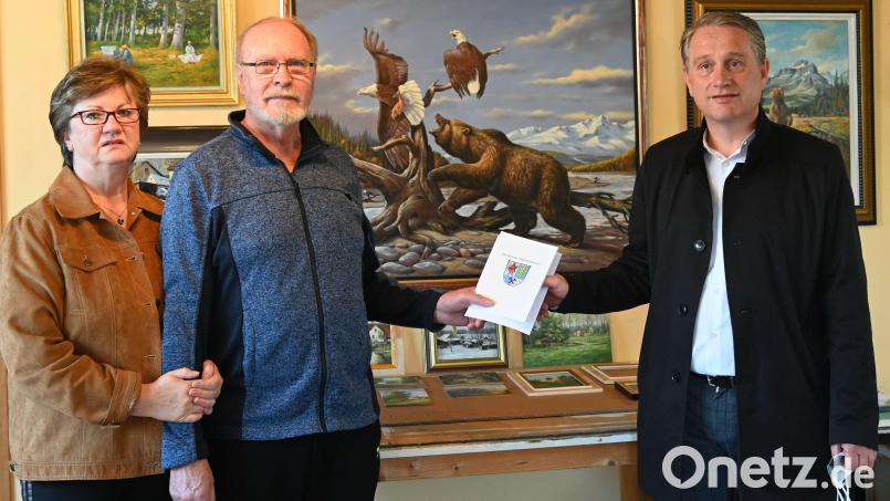 Poppenrichts Bürgermeister Hermann Böhm (rechts) gratulierte Erich Graf zum 75. Geburtstag, links Ehefrau Christine. Bild: gf