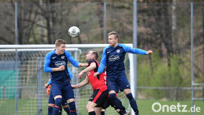 Die Vorbacher Überlegenheit im Luftkampf bekommt der Haidenaaber Tolunay Kargi zu spüren. Bild: Nachtigall