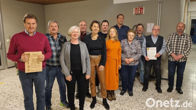 Der TSV Kümmersbruck hatte Jahreshauptversammlung und ehrte Mitglieder. Von links: Helmut Bauer, Alfred Zeiler, Renate Amrhein, Klaus-Günter Backes, Birgit Singer-Grimm, Julian Biller, Veronika Frenzel, Stefan Gassner, Maria Tröster, Rudolf Kodalle, Reinhardt Glaser und Adolf Kelsch. Bild: Backes, Klaus [bkg]