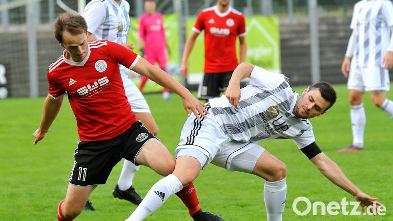 Mit 6:0 fertigte die SpVgg SV Weiden den FC Sturm Hauzenberg in der Vorrunde ab. Ein knapper Sieg würde den Weidenern im Nachholspiel diesmal reichen. In dieser Szene beharken sich SpVgg-SV-Kapitän Stefan Graf (rechts) und Hauzenbergs Spielertrainer Alexander Geiger. Bild: Werner Franken