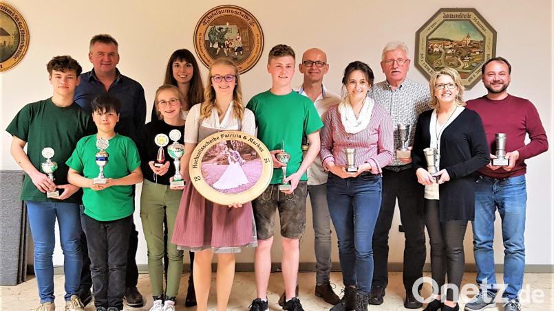 D'Fensterbachtaler Pursruck küren die Sieger ihres Osterschießens (von links): Paul Rumpler, Jakob Rumpler, Franz Fruth, Nele Heinrich, Michaela Schäffer, Simone Heldmann, Andreas Heldmann, Willibald Donhauser, Anita Heldmann, Klaus Jaintzyk, Petra Donhauser und Günther Rumpler. Bild: Petra Donhauser/exb