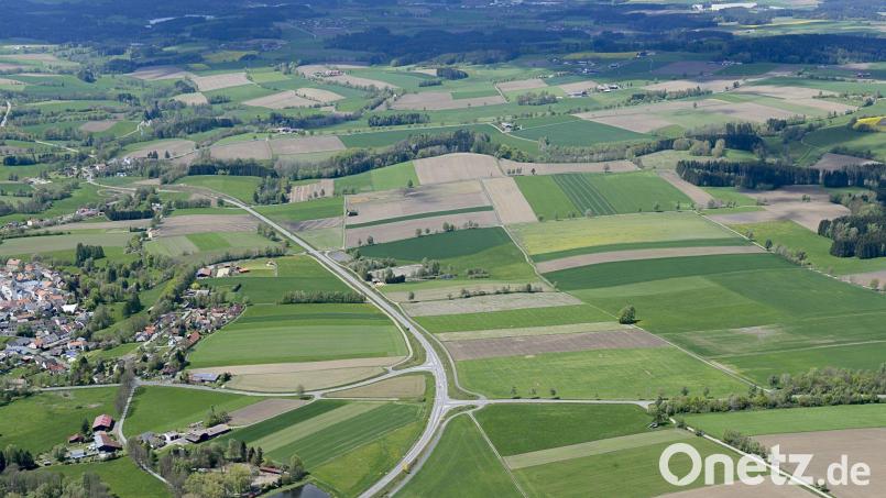 Die Ziegler-Group wird das Holzfaser-Dämmplattenwerk in Bärnau nicht bauen. Standort für das 60-Millionen-Euro-Projekt wäre an der Umgehungsstraße (rechts im Bild nach der Straße) gewesen. Bild: mür