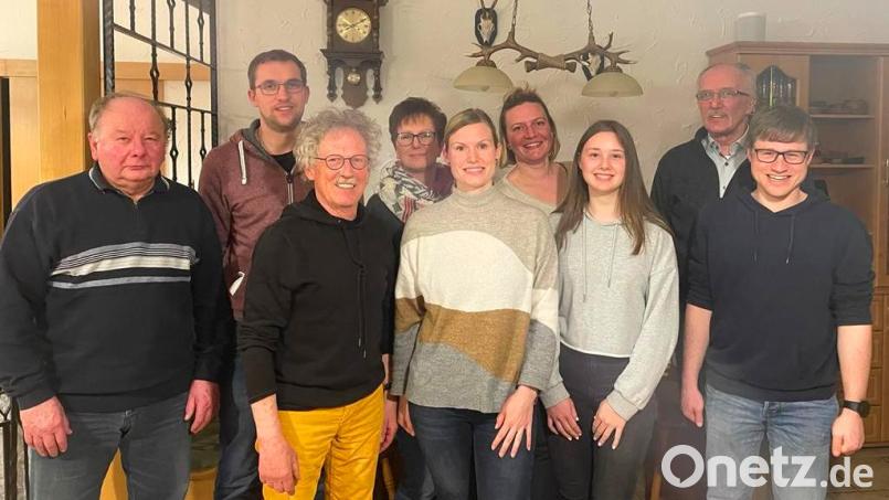 TSV-Vorsitzender Bernhard Reis (Dritter von links) mit der neu gewählten Spartenleitung der Turner (von links): Kassier Toni Rupprecht, Zweiter Vorsitzender Florian Hör, Oberturnwartin Sonja Grünauer, Pressefrau Patricia Michl, stellvertretende Oberturnwartin Rita Härtl, Schriftführerin Sarah Bollmann, Spartenleiter Bernt Rose und Pressemann Benjamin Schlicht. Bild: njn