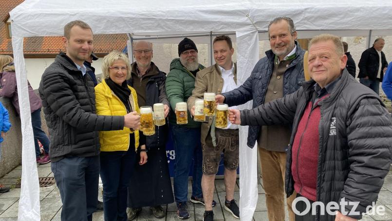 Sie stießen auf ein gutes Gelingen des Tags des Bieres an (von links): Dritter Bürgermeister Johann Kleber, Zweite Bürgermeisterin Irene Ehemann, die Wirte Max Meier, Jörg Podlesny und Stefan Sauerer, Bürgermeister Frank Zeitler sowie Vorstandsmitglied Josef Obermeier. Bild: aub