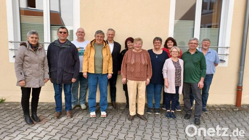 Die Pferdefreunde Vilseck wählen einen neuen Vorstand. Zweiter Bürgermeister Thorsten Grädler (Fünfter von links) gratuliert Marianne Weiß (Siebte von links) zur Wiederwahl als Vorsitzende sowie dem Zweiten Vorsitzenden Karl-Heinz Kittlaus-Gutmann (Dritter von links). Bild: fnk
