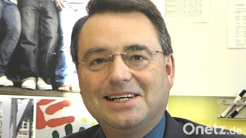 Martin Steinkirchner von der Johanniter-Unfallhilfe hat alle 27 Jugendsozialarbeiter an den Landkreisschulen unter Vertrag genommen. Bild: Hirsch