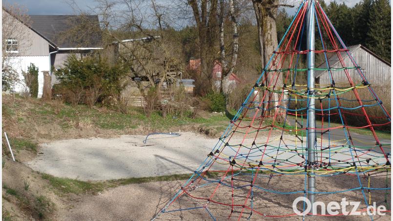Ergänzend zur im Vorjahr errichteten Kletterpyramide (rechts im Bild) soll auf dem Generationenplatz in diesem Jahr als weiteres Kleinprojekt eine Dorfhalle realisiert werden. Bild: br