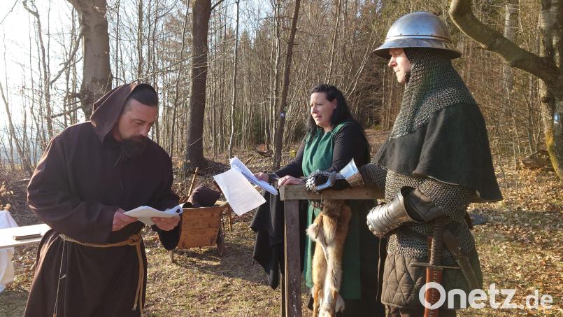 Bei einer Probe übt die Schaukampfgruppe Schwertbrecher die Darstellung eines Hexenprozesses am Stangenberg bei Moosbach (Landkreis Neustadt/WN). Helmut Biegerl (links) stellt Heinrich Kramer, den Verfasser des Hexenhammers dar. Der Glaube an Hexerei und Zauberei prägte über Jahrhunderte den Volksglauben in Europa. Bild: lue