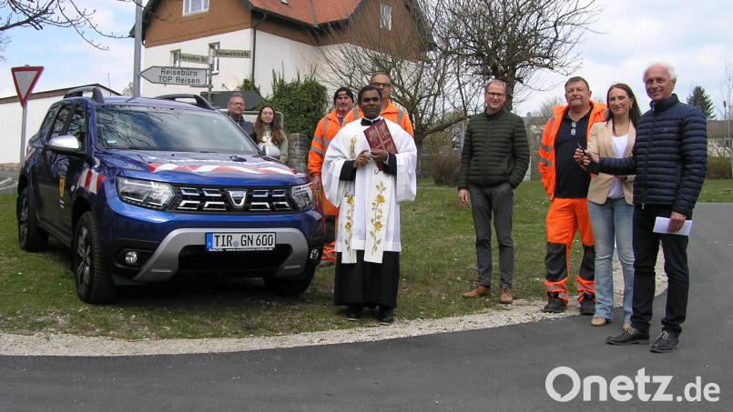 Pfarrer Julius Johnrose (vorne) segnete das neue Fahrzeug für die Wasserversorgung Neusorg.
Bürgermeister Peter König (von rechts) nahm von Marion Schecklmann die Autoschlüssel in Empfang. Mit im Bild Wasserwart Norbert Schwarz, Alexander Wittke, stellvertretender Wasserwart Richard König, Bauhofmitarbeiter Herbert Koller sowie Julia Haider und Bautechniker Albert Hofmann von der VG Neusorg. Bild: öt