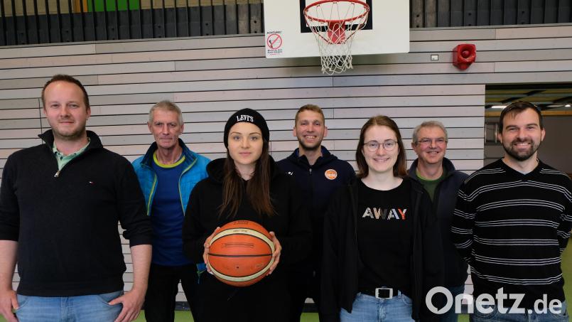 Der 22. April 2022 wird in der Vereinsgeschichte des TV Floß einen markanten Platz einnehmen. Es ist der Gründungstag der neuen Basketball-Abteilung. Den Vorstand bilden (vorne, von links ), Sebastian Kitta, Nadja Staschewski, Judith Riedl und Armin Eismann. Hinten, von links: TV-Hauptvereinsvorsitzender Hans Eismann, Trainer Stefan Merkl und Zweiter TV-Vorsitzender Oliver Konz. Bild: le
