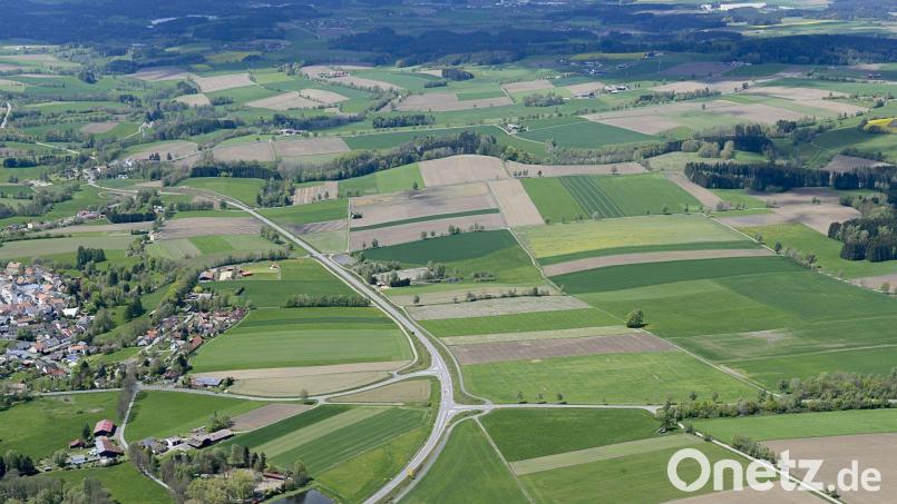 Das geplante Sondergebiet „Am langen Rain“ (vorne rechts) sorgte in den vergangenen Wochen für viel Diskussionsstoff in der Stadt Bärnau. Eigentlich wollte dort die Ziegler-Group ein Holzfaser-Dämmplattenwerk errichten. Am 25. Mai gab das Unternehmen ohne Angabe von Gründen bekannt, dass es auf das Vorhaben in der Knopfstadt verzichtet. Archivbild: mür