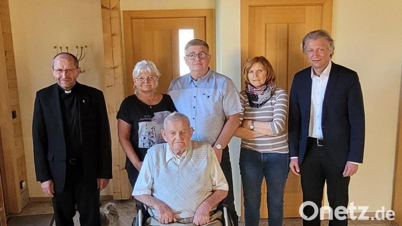 Seinen 90. Geburtstag feierte kürzlich Alois Bergler (vorne). Zu den Gratulanten zählten Pfarrer Thomas Thiermann, Schwiegertochter Monika Bergler, Sohn Georg Bergler, Tochter Ingrid Meinzinger und Bürgermeister Lothar Müller. Bild: flt