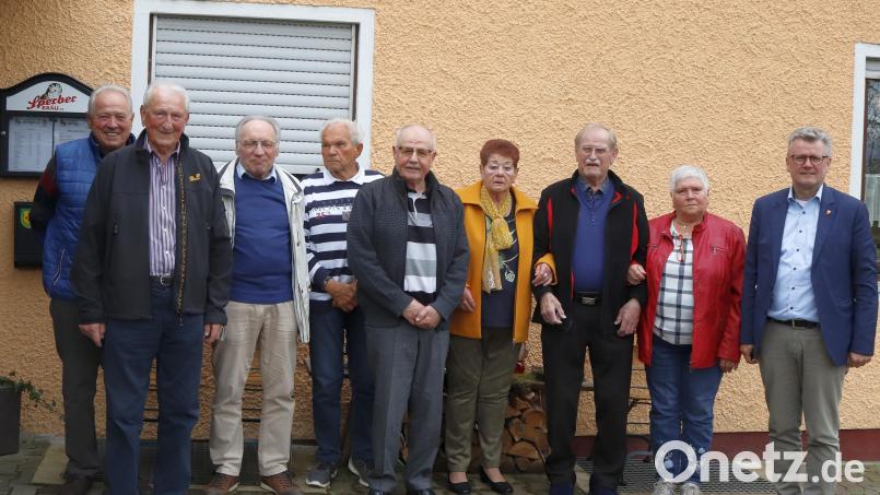 Die Führungsmannschaft der Waldfreunde Rosenberg bilden (von links) Willi Stepper, Sigmund Albert, Eberhard Glöggler, Siegfried Blos, Roger Terme, Gisela Klein, Johann Simmel und Sybille Schildbach, hier mit Bürgermeister Michael Göth. Bild: mfh