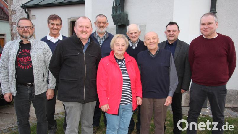 Seit 40 Jahren halten sie der Kolpingsfamilie Bärnau die Treue, dafür wurden sie geehrt. Unser Bild zeigt von links Jürgen Härtl, Zweiten Vorsitzenden Hubert Häring, Karl Stier, Hans Häring, Edeltraud Härtl, Benno Zant, Michael Hottner, Präses Konrad Amschl und Vorsitzenden Markus Fichtner. Bild: kro