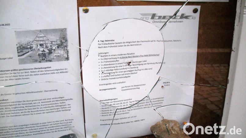 Die zertrümmerte Glasscheibe des Schaukastens der KAB. Bild: bkr