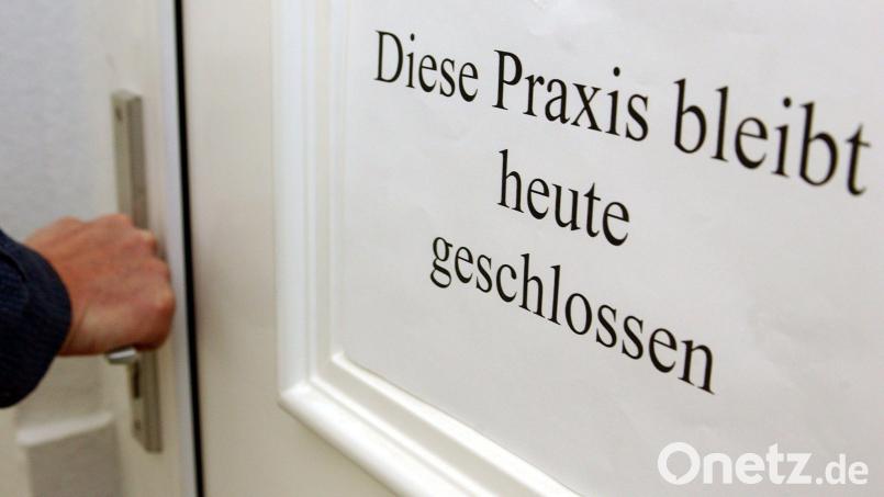 Botschaften wie diese sollen in der zweiten Woche der Osterferien in Weiden in vielen Praxen gang und gäbe gewesen sein. Nicht immer hatte das aber mit einem Arzt zu tun, der gerade beim Bergwandern war oder eine Städtereise genoss. Symbolbild: Patrick Pleul/dpa