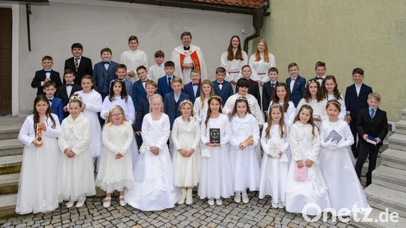 Die Erstkommunionkinder der Pfarrei St. Johannes der Täufer in Auerbach. Bild: Walter Walker/exb
