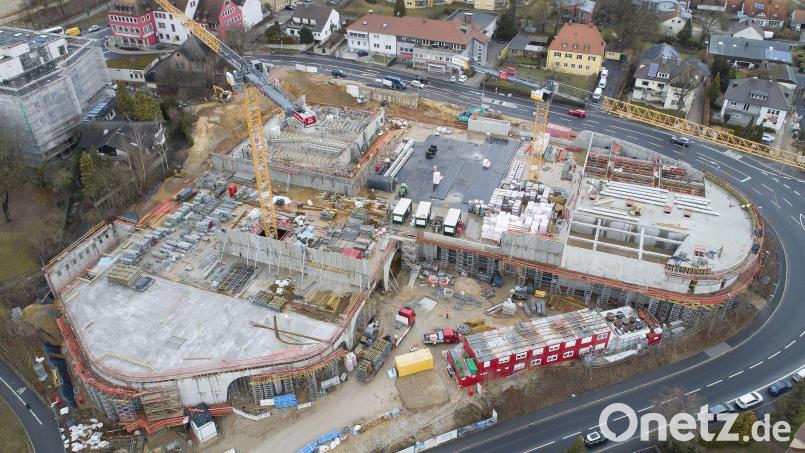 Eng und betriebsam: Auf der Baustelle am Bierhalsberg in Sulzbach-Rosenberg - hier eine Drohnenaufnahme vom Februar 2022 - geht es oft zu wie in einem Ameisenhaufen. Archivbild: Thilo Hierstetter