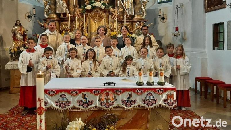 Die Kommunionkinder in der Pfarrkirche Sankt Ägidius Ebnath mit Pfarrer Pater Anish George (hinten, von rechts), den Betreuerinnen Daniela Würstl, Susanne Weiß, Sandra Schmelber und Diakon Rudolf Hoffmann Bild: soj