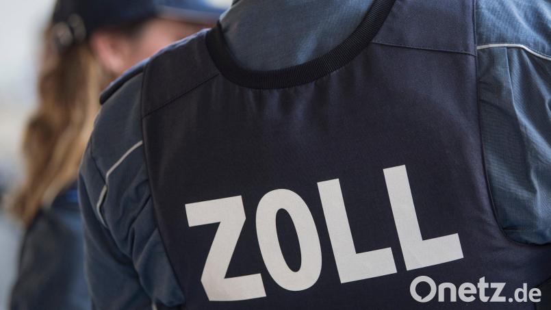 Bei Waldsassen beschlagnahmte der Zoll falsch gekennzeichnete Zigaretten und unversteuerten Alkohol. Symbolbild: Boris Roessler