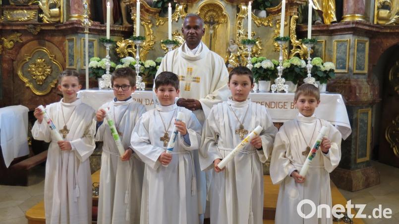 Das Bild zeigt die Erstkommunionkinder von Altendorf zusammen mit dem Pfarrer. Bild: tja