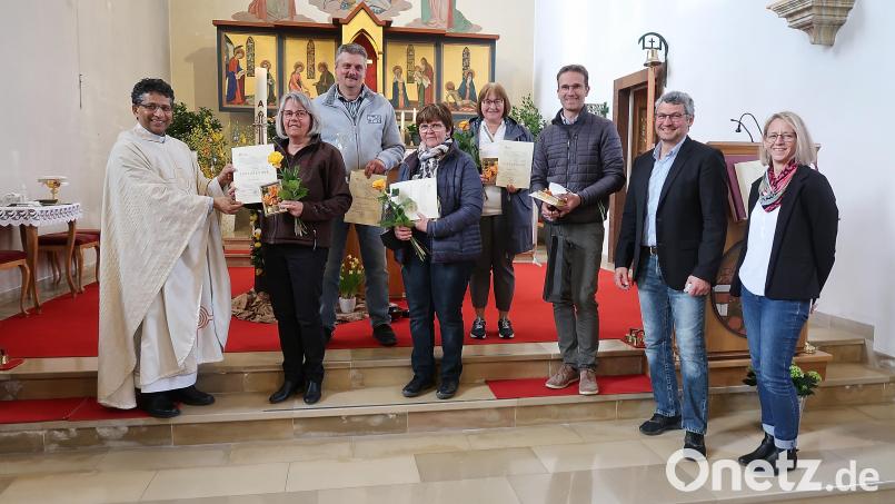 Pfarrer Joseph (links) und die beiden neuen Pfarrgemeinderatssprecher Uwe Heider (Zweiter von rechts) und Alexandra Kaßeckert (rechts) dankten bei einem feierlichen Gottesdienst den scheidenden Pfarrgemeinderatsmitgliedern (von links) Gabi Zeh, Harald Schultes, Agnes Kreuzer, Manuela Schürlein und Carsten Klöble. Bild: bsc