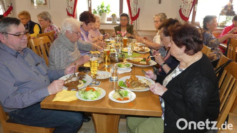 Lange ersehnten Gaumengenüssen gaben sich die Senioren in der Holzmühle hin. Bild: rn
