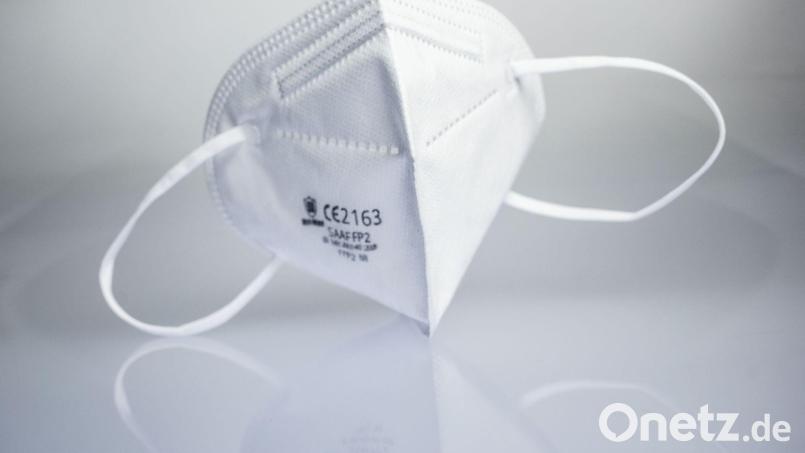 Eine FFP2-Maske liegt auf einem Leuchttisch. Bild: Frank Rumpenhorst/dpa/Illustration