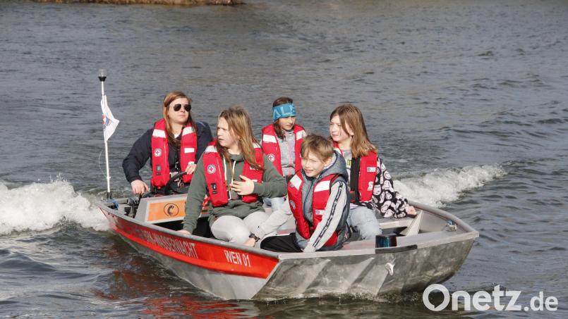 Eine Spritztour mit dem Motorboot unter Leitung von Daniela Pemp (mit Sonnenbrille) – natürlich nur mit entsprechender Sicherheitskleidung – wurde gerne von allen angenommen. Bild: ffz