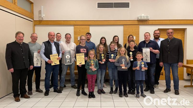 Der Kleintierzuchtverein Mitterteich zeichnete jetzt erfolgreiche Mitglieder aus (im Bild mit Zweitem Bürgermeister Hans Brandl, links, und Vorsitzendem Wolfgang Gründl, rechts). Bild: KTZV Mitterteich/exb