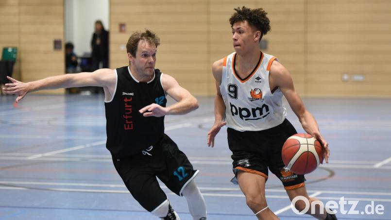 Es war gegen aufmerksame Erfurter Verteidiger nicht das Spiel der DJK-Guards. Auch Jariah Oliver (am Ball) hatte keinen guten Tag erwischt. Bild: Tobias Schwarzmeier