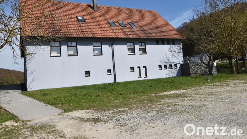 Angrenzend an das Gebäude der Raiffeisenbank, sollten am Rande des Festplatzes in Illschwang vier Wohnmobilstellflächen entstehen. Die Entwürfe eines Architekturbüros hat der Gemeinderat jedoch verworfen. Bild: no