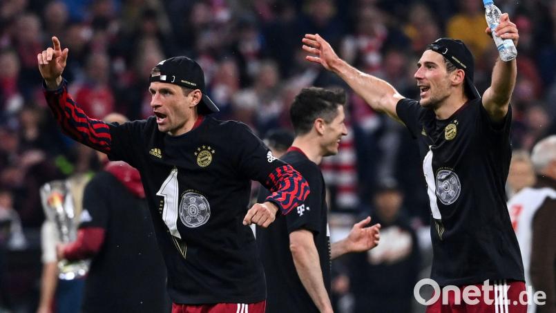 Feierbiester: Thomas Müller (links) und Leon Goretzka (rechts). Robert Lewandowski (Mitte) überlegt noch. Bild: Matthias Balk/dpa