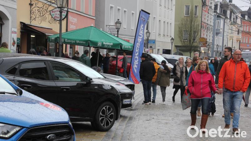 Heimische Autohändler präsentierten beim Walburga-Markt aktuelle Fahrzeugmodelle. Bild: kro