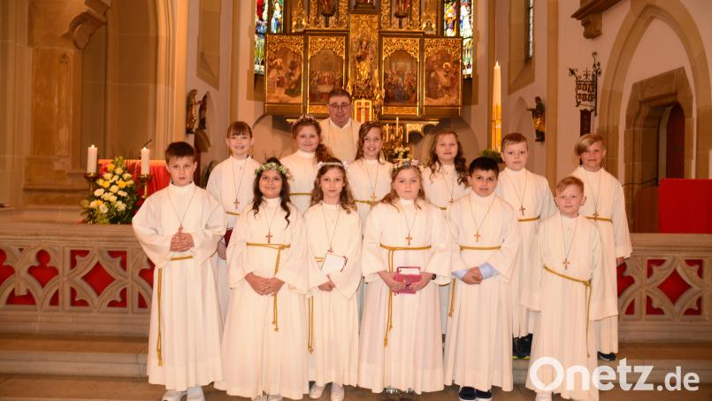 Sieben Mädchen und fünf Buben feierten am Sonntag das Fest der heiligen Erstkommunion. Für Stadtpfarrer Pater Hans Ring war es die letzte Kommunion, weil er die Pfarrei Pleystein mit Ablauf des Monats August verlässt. Bild: bey